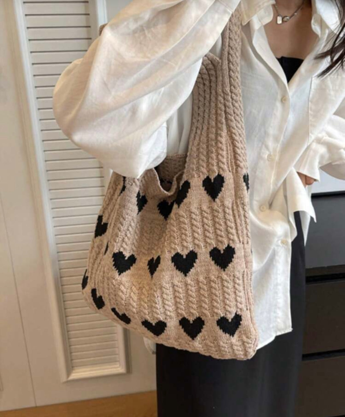 Black hearts tote bag